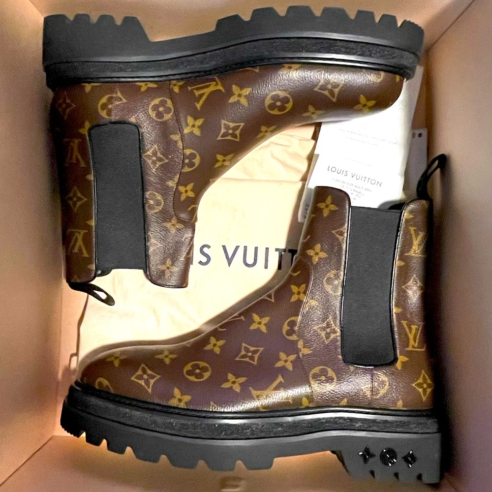 The LV Black Ice Chelsea Boots Men’s Size 9